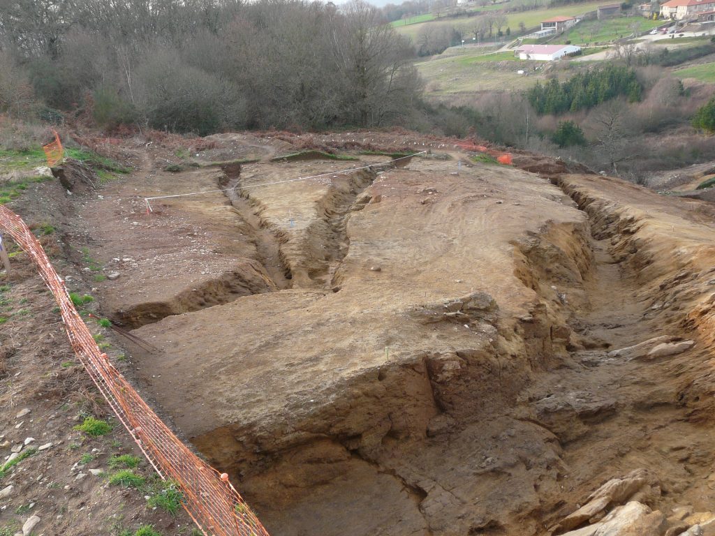 Imaxes da escavación dunha fosa
